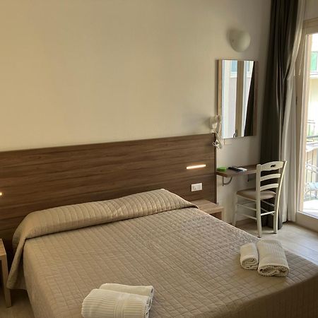 Hotel Bed And Book Rimini Exterior foto