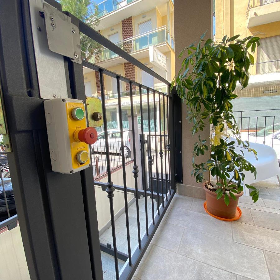 Hotel Bed And Book Rimini Exterior foto