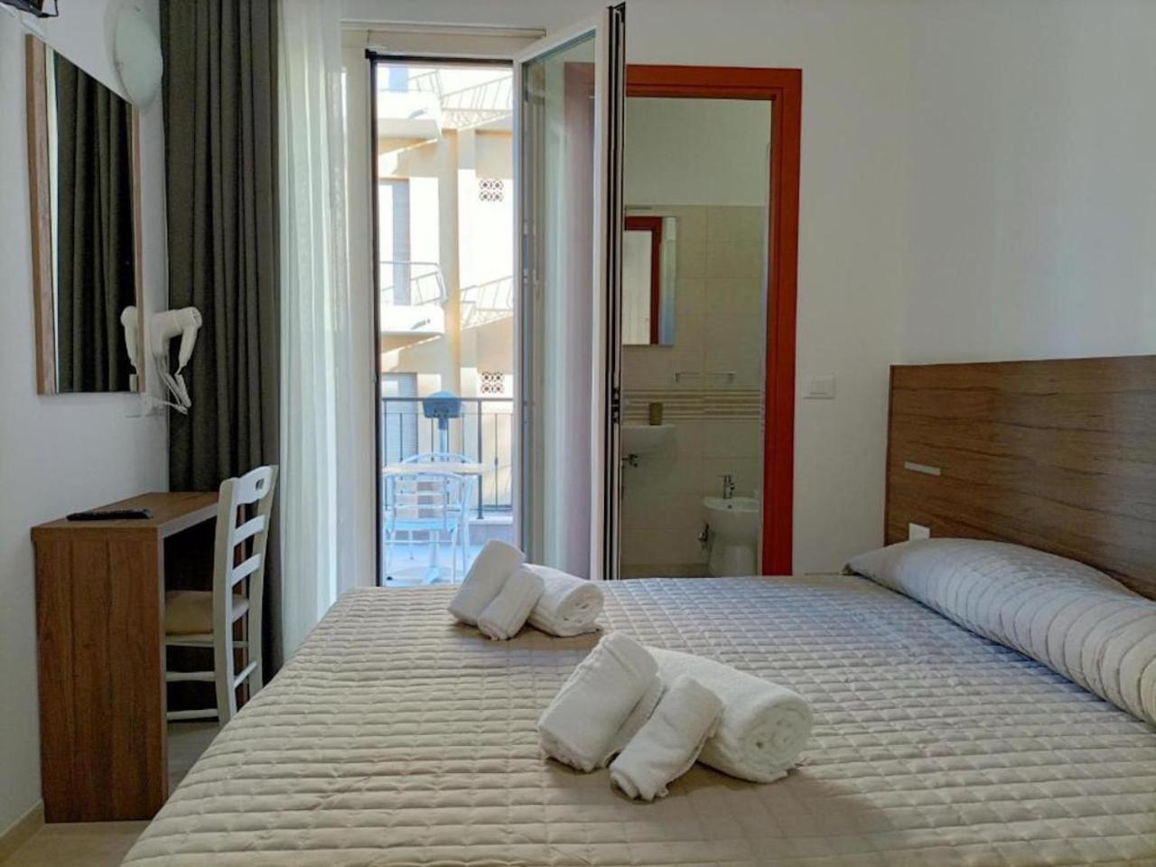 Hotel Bed And Book Rimini Exterior foto