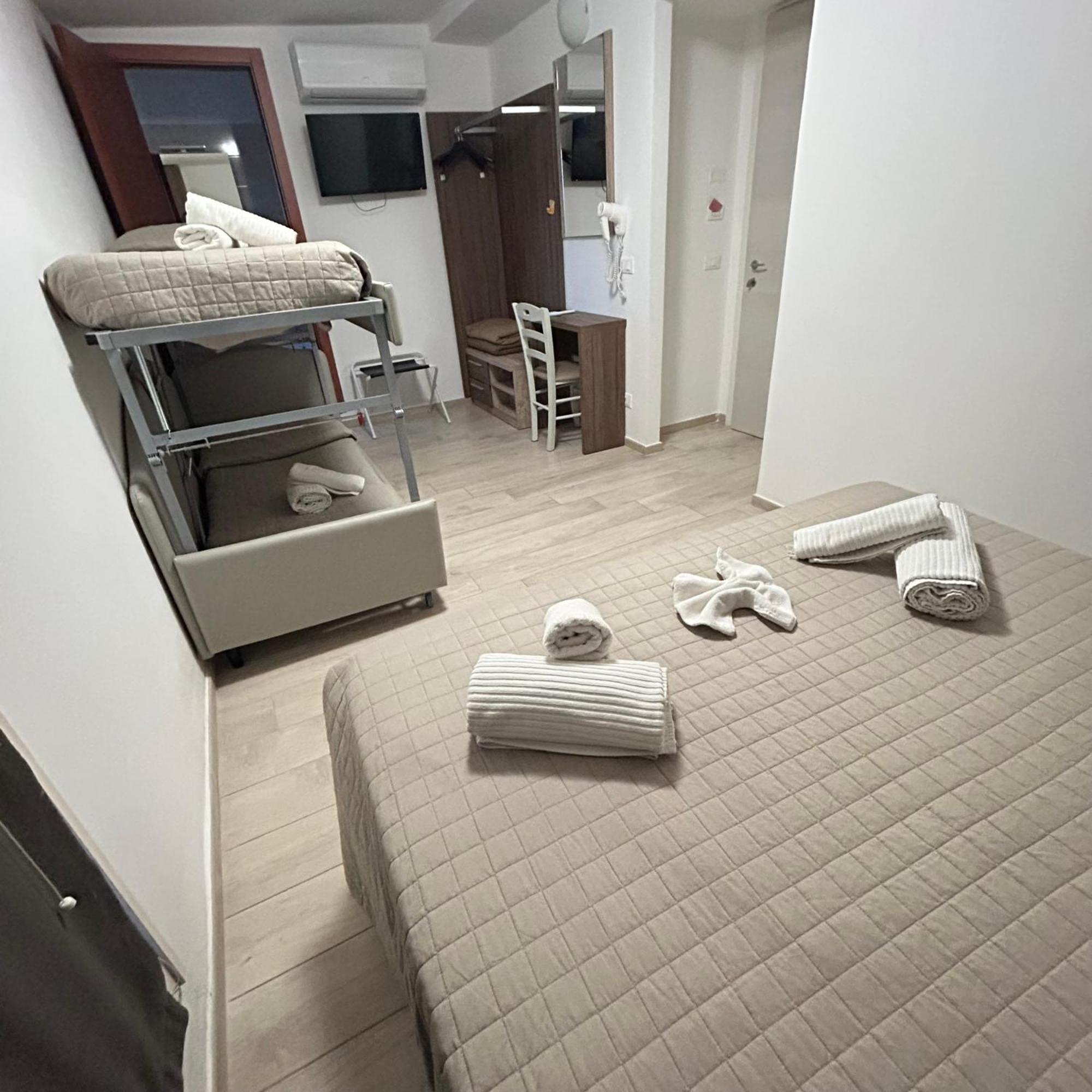 Hotel Bed And Book Rimini Exterior foto