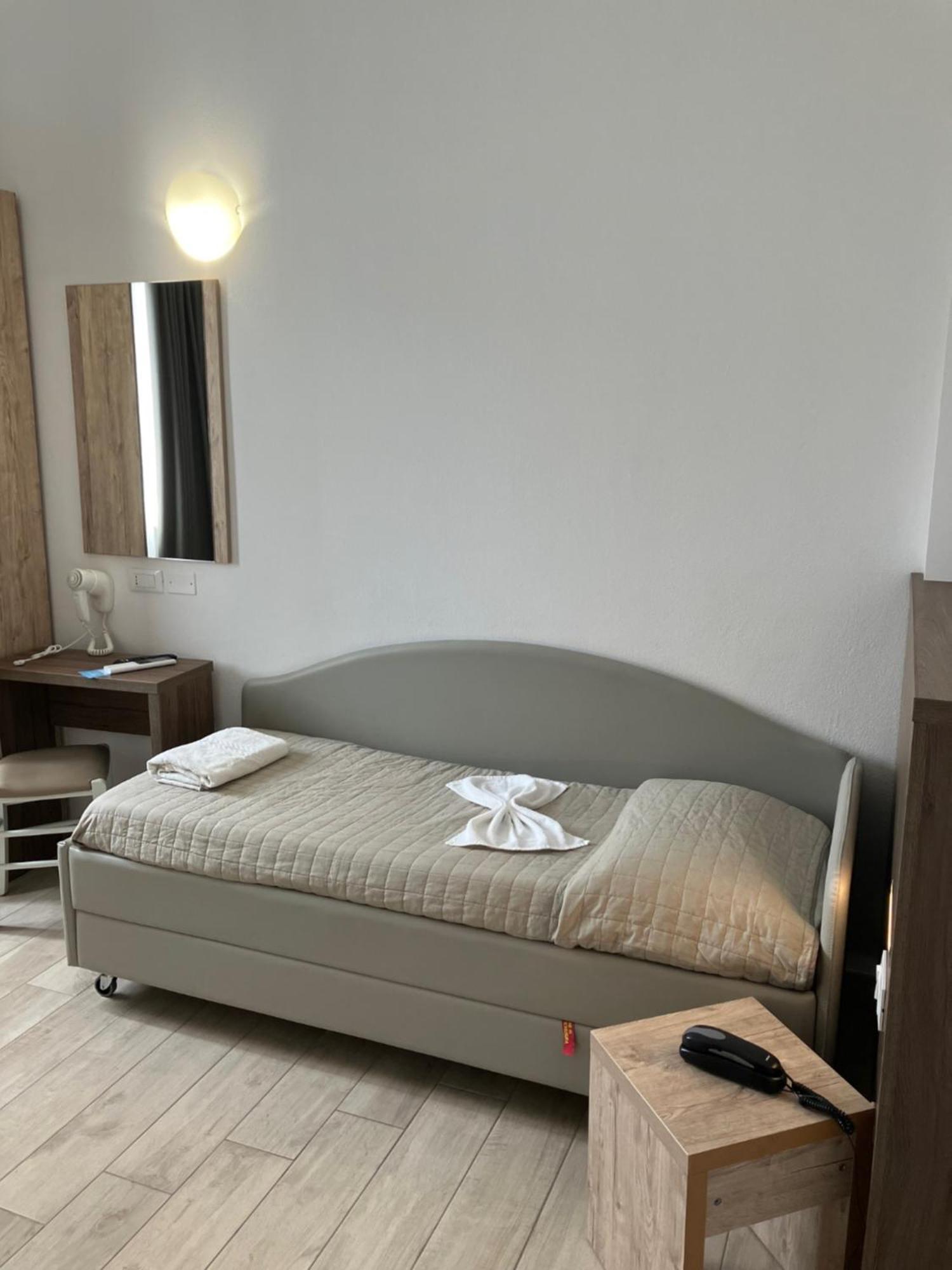 Hotel Bed And Book Rimini Exterior foto
